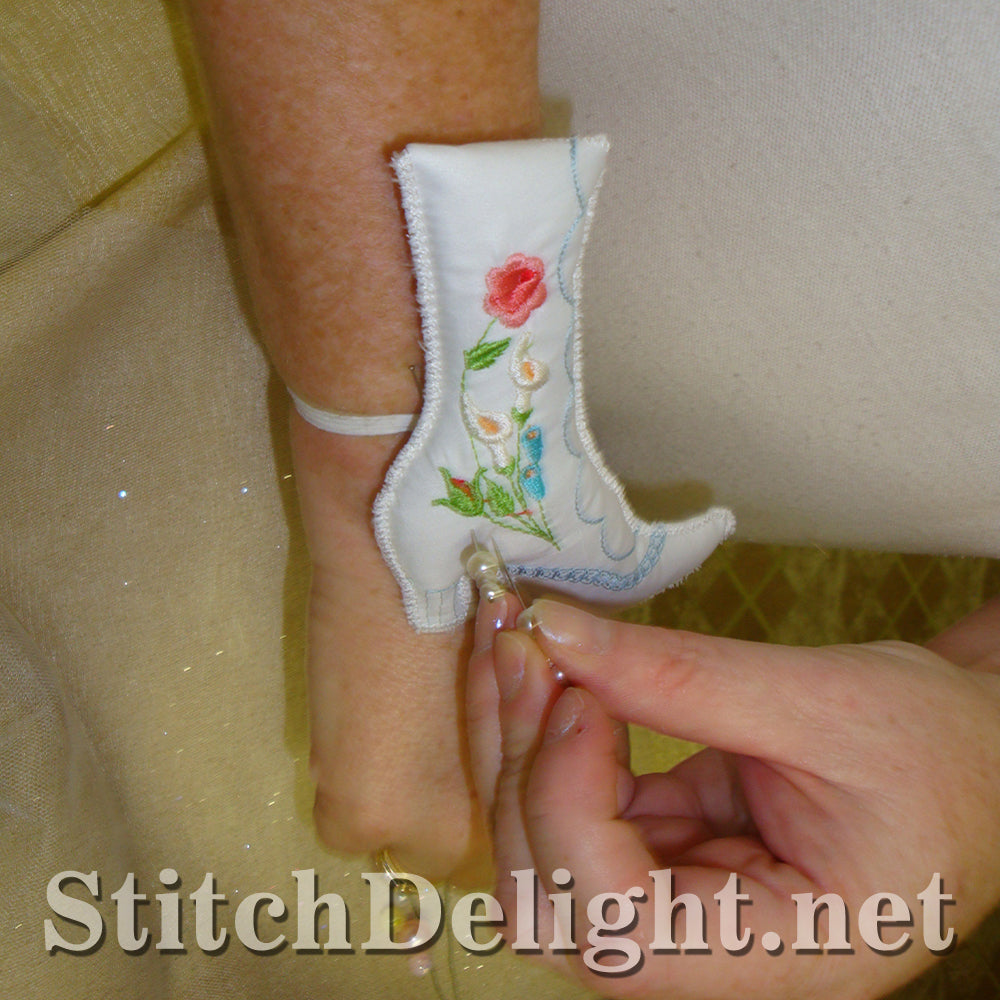 SD0873 Victorian Shoe pincushion