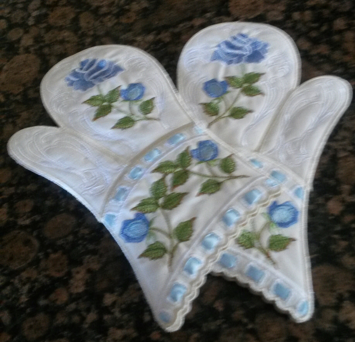 Made by: Cheryl – Rose Oven Mittens machine embroidery
