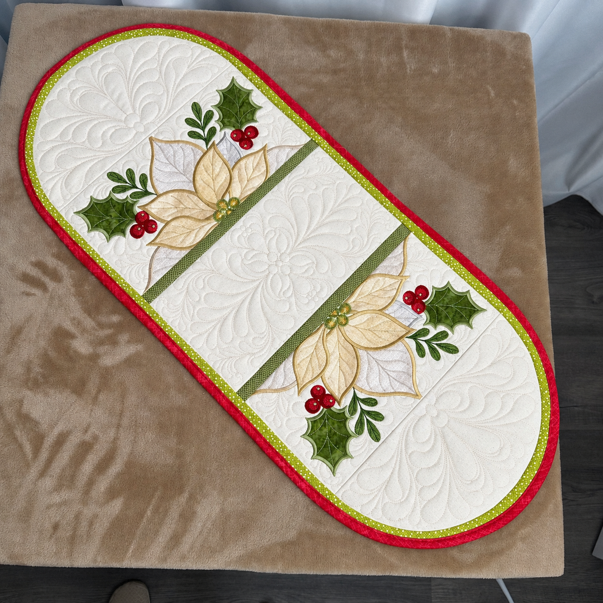 SDS4830 Poinsettia Table Runner