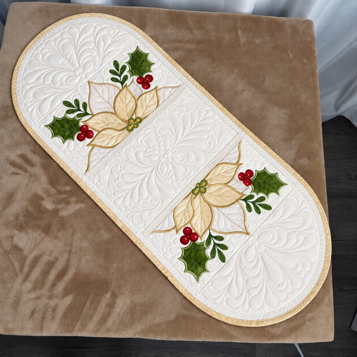 SDS4830 Poinsettia Table Runner